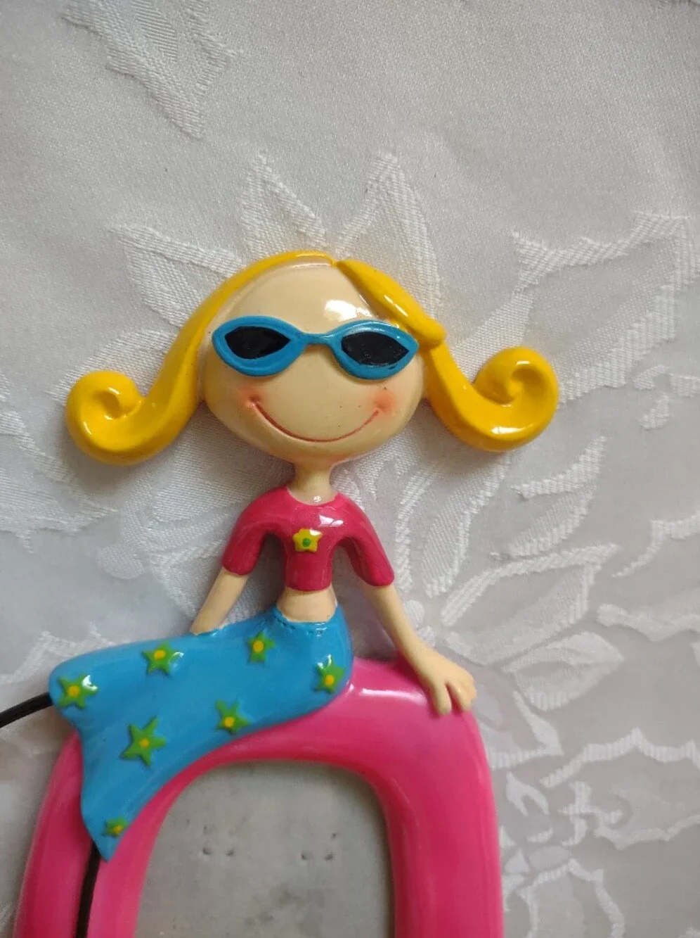 Y2K Stylish Sitting Girl Colorful Tabletop Frame Pink